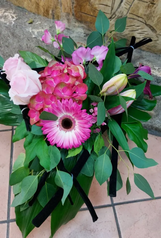 Bouquet structure noir et rose