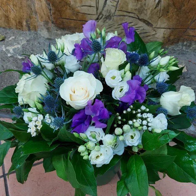 Bouquet rond blanc et bleu